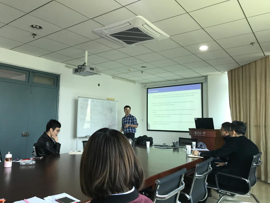 黄炜教授在演讲 黄炜教授在演讲